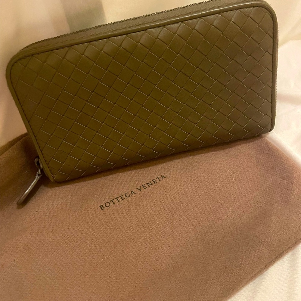 **NWOT** Bottega Veneta Zip Around Wallet